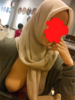 Jilbab Pamer Tetek Ditempat Umum